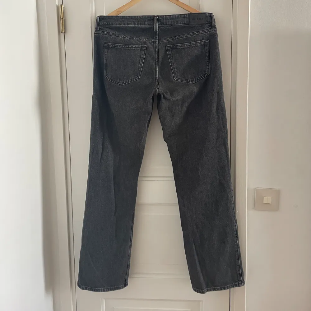 Ett par svart/gråa low arrow jeans från märket weekday. De är knappt använda och i ny-skick. Storlek 29 i midjan och 39 i längd (29x32). Köpte dem för 500kr och säljer dem för 350kr.. Jeans & Byxor.