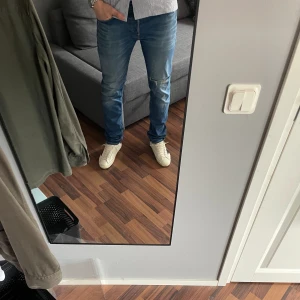 Jack & Jones jeans - Jeans från Jack & Jones. Okej skick. Jeansen har en sliten look. Skriv om funderingar eller fler bilder!