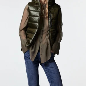 Grön väst - Grön växt köpt på zara. Säljs ej längre och använd ett par gånger. Storlek xs men funkar på s. Skriv för fler bilder