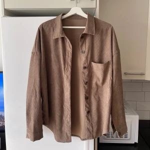 Manchester skjorta - Superfin oanvänd skjorta i manchester-liknande material 🤎