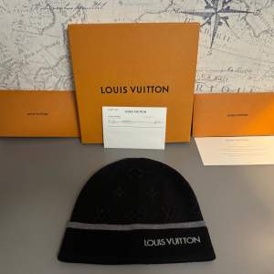 Hej,   Säljer nu min Lv mössa som är köpt från Louis Vuittons egna hemsida den 17 december 2023. Mössan är knappt använd och är därför i ny skick som du ser på bilderna. Säljs pga sparande då jag snart tar studenten.   Mvh Oliver