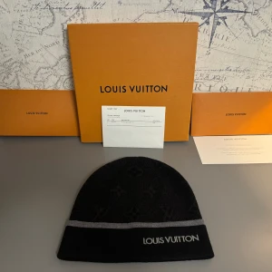 Louis Vuitton monogram mössa - Hej,   Säljer nu min Lv mössa som är köpt från Louis Vuittons egna hemsida den 17 december 2023. Mössan är knappt använd och är därför i ny skick som du ser på bilderna. Säljs pga sparande då jag snart tar studenten.   Mvh Oliver