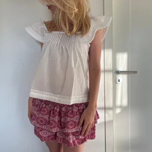 Kjol💕 - Säljer den här fantastiska kjolen som är perfekt nu till våren/sommaren!🌷 Jag köpte den för 405+100kr frakt men säljer för 350 så passa på att köpa nu💕