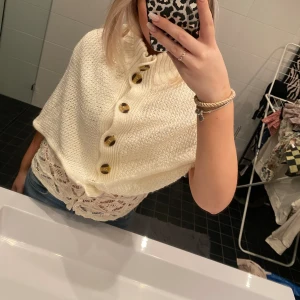 Poncho - Benvit poncho med knappar ❣️❣️