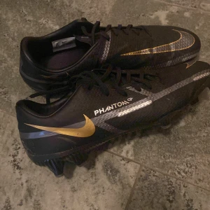 fotbollsskor - Hej! jag säljer mina fotbollsskor i storlek 41 men jag har vanligtvis 39/40 så de är väldigt små i strlk, vet inte vad de heter men det står ”phantom” på de och de är från märket Nike. Jag köpte de i Maj 2023 men i gott skick❣️(konstgrässkor och gräs)