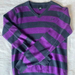 Tröja från Jack&Jones - Jättesnygg tröja från Jack&Jones i storlek L. Jag har vanligtvis storlek S/M och den sitter lite oversized på mig. Bara använd ett fåtal gånger. 