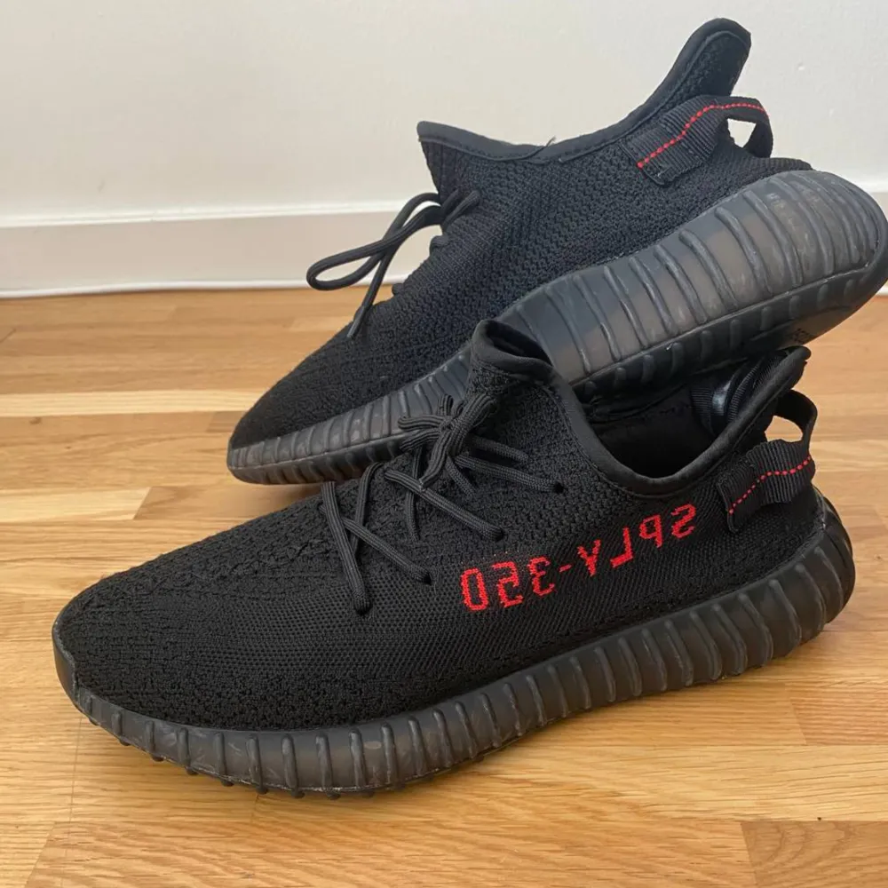 Säljer mina yeezys den är i jättebra skick. Den är storlek 42 men passar för 41 också. Priset kan diskuteras vid snabb affär.Som ni ser på sista bilden har jag ringat, det är också en bevis på att den är äkta, den finns inte på fejk yeezys.. Skor.