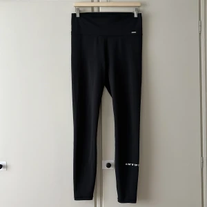 AIM’N tights - Träningstights från AIM’N. Så jäkla sköna tights. Sitter uppe i midjan men ändå inte för tight, ger en smickrande midja. Passar utmärkt till såväl träningspass som till en casual outfit 