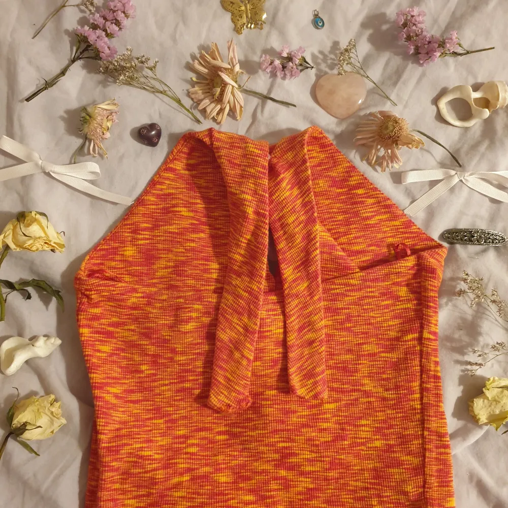 Ett orange linne från gina tricot i storlek s knappt använt bara ett fåtal gånger.. Toppar.