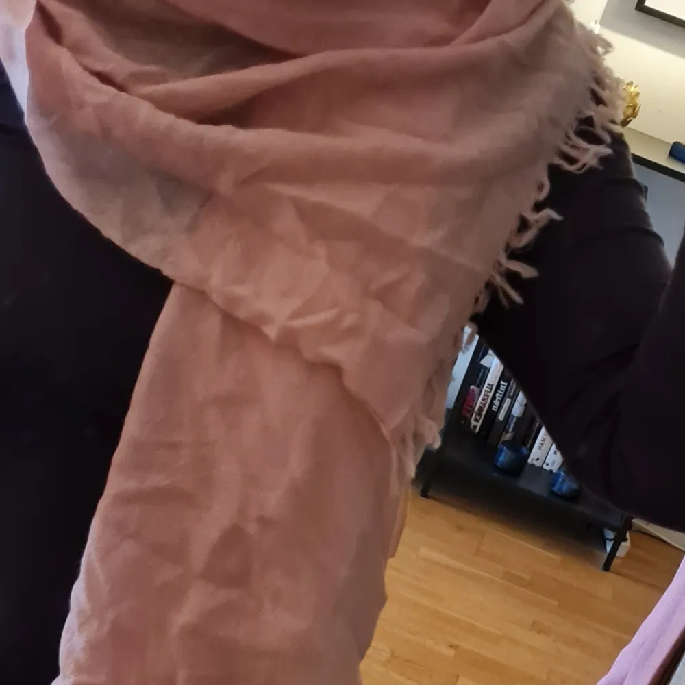 Filippa K scarf i tunn ull  Storlek ca 180 cm lång och 70 cm bred Skick: Inget att anmärka förutom en dragning på ett ställe Material: ull . Övrigt.