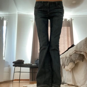LOW WAIST JEANS  - Low waist jeans från ”7 for all men kind”. Köpta secondhand och varit mina favoriter så länge, men tyvärr börjar de bli för korta.. 