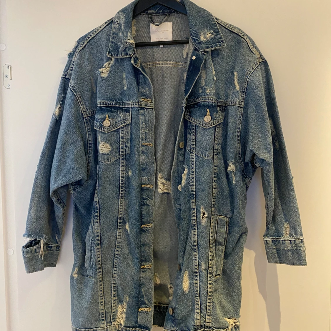 Jeansjacka i sliten modell