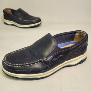 Sebago Seglarskor Storlek 42 Läder Skor Kängor Blå - 14 dagars ångerrätt! Skorna är lite smutsiga under (bild 3) men annars är de i bra skick. Inga hål på utsidan eller insidan. Ingen illa lukt. Hör av dig om du har några frågor! Tack för att du tittade!