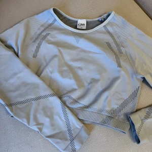 ICIW x Angelica Blick tröja - Superfin träningströja från ICIWs kollektion med Angelica Blick! Endast använd fåtal gånger! Storlek XS 🫶🏼 Nypris: 449 kr