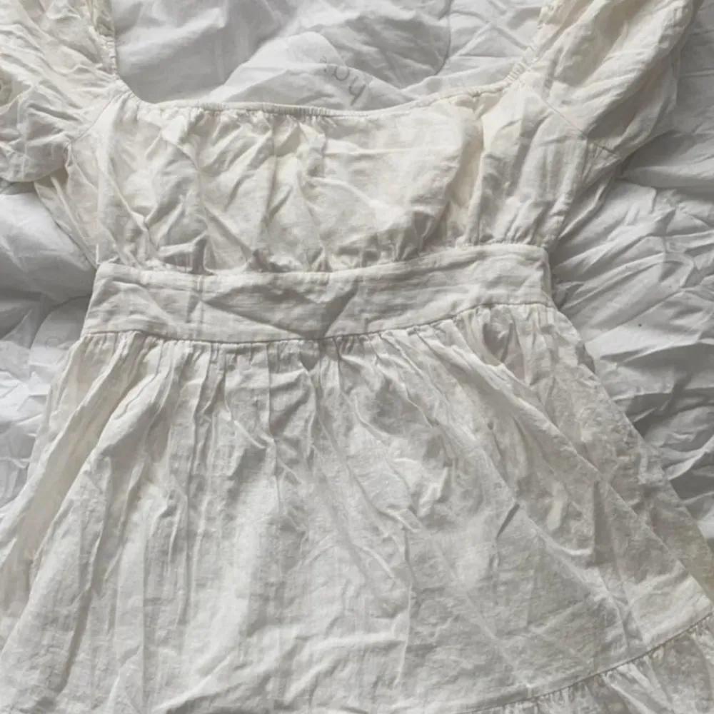 säljer denna rena vita studentklänning använd en gång i storlek XS/S för 160 kr!. Klänningar.