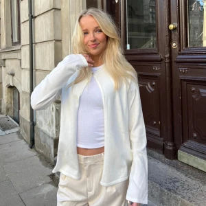 Design by Sí kofta - Jättefin vit kofta från Design by Sí som endast är använd en gång🤍 (lånade bilder från hemsidan, kom privat om du önskar egen bild!☺️) Superfin dupe på Matilda Djerf tröjorna!!  Köpt för 605 kr💕