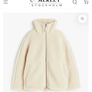 Teddy jacka - Helt ny oanvänd pile jacka från Merely Stockholm! Säljer på grund av att den var för liten för mig. Super gosig, skriv för fler bilder💕💕orginal pris 699kr