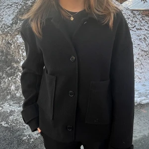 Kort kappa - En short felt jacket från Nelly. Denna korta kappan är perfekt nu till våren. Bra skick och superfin.