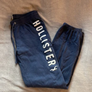 Mjukisbyxor Hollister - Mörkblå mjukisbyxor från Hollister i fint använt skick! Rena och hela.