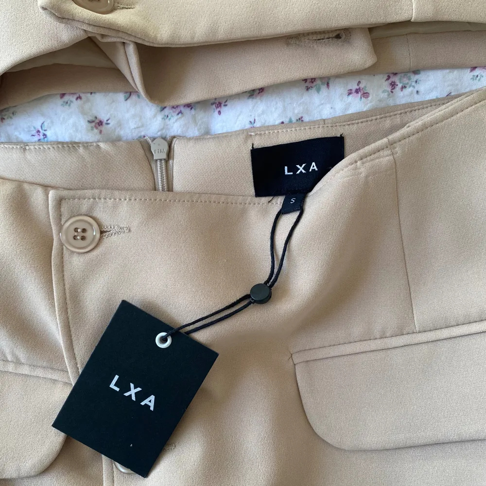 Beiget set från LXA - en croppad blazer med matchande minikjol 🩷Båda i strl S, oanvända med prislapp kvar 💞 Första bilden är lånad. Slutsåld. Priset gäller båda delar men kan säljas separat 🩷. Kostymer.