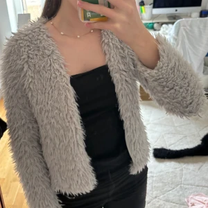 Pälsjacka  - Grå pälsjacka/kofta!! fejk päls och använd max 3 gånger. Passar någon som har storlek xxs eller xs 
