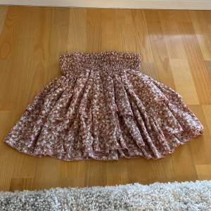 Säljer den här jättesöta kjolen, den är jätte stretchig  och perfect till sommaren! 