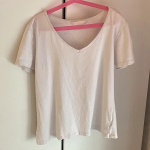 hm t-shirt - säljer för att den aldrig kommer till användning,har en liten fläck men syns inte mycke alls