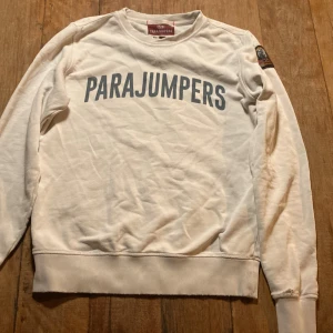 Parajumper sweater - Säljer min PJS sweater. Den är såklart äkta Säljer på grund av att den blivit för liten.  Har några hål i ärmarna, men det syns och märks inte när man har på sig den Skick 7/10