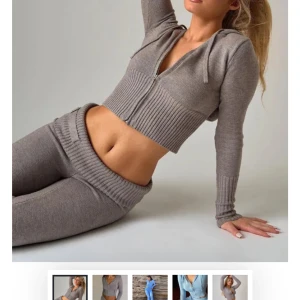 Snyggt 2-delat sätt!! - jätte snyggt sätt, sitter perfekt använt 3 gånger ungefär. Kommer ej till användning. Storlek S 