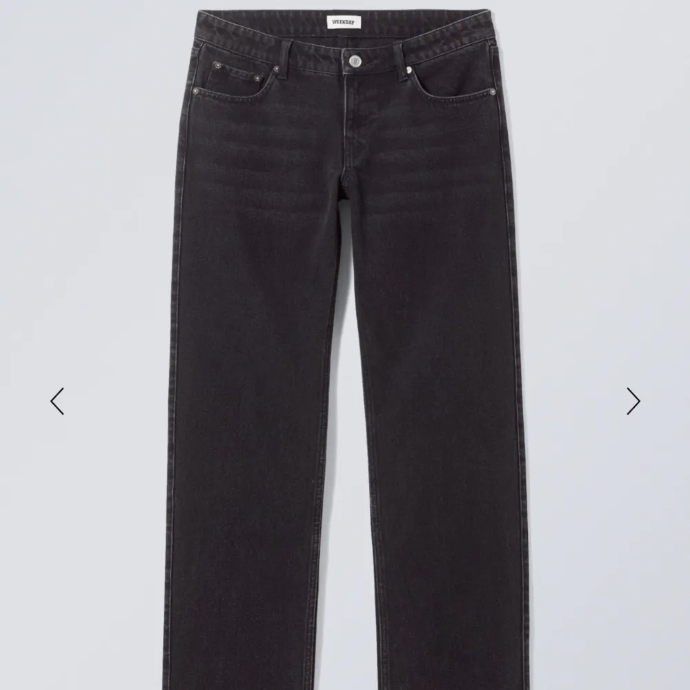 Säljer dessa jeansen ifrån weekday då de aldrig kommer till användning! Skriv privat för fler bilder💓. Jeans & Byxor.