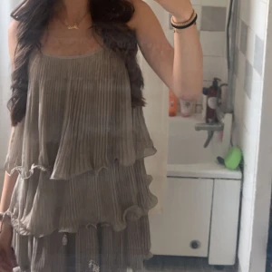 Volangklänning - Säljer min skolavslutningsklänning från nian då den inte kommit till användning efter skolavslutningen. Köpt här på Plick men tror att den egentligen är från hm. Hör av er för fler/bättre bilder💓