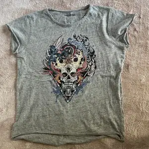 Cool t shirt från Zadig Voltaire! Den är i storlek 16 år/ S. Säljer den då den inte kommer till användning.💞 