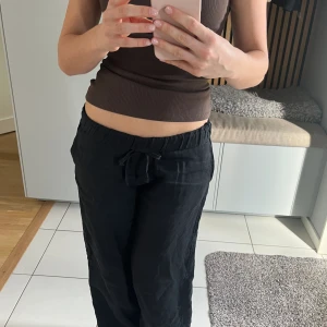 Linnebyxor - Från ARKET. Jag är 160cm och har vikt ner midjan på bilden. Köpta för 600kr.