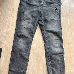 Svarta stretch jeans i storlek 46. Köpta på Hm