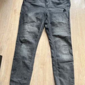 Jeans - Svarta stretch jeans i storlek 46. Köpta på Hm