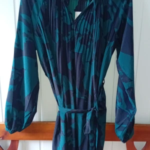 Kort klänning/Tunika - Ny. Vid modell knytes i midjan. Svart/grön bild missvisande.Nypris 559:-