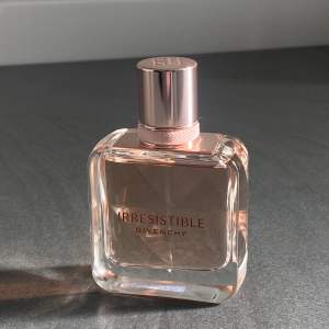 Säljer denna parfym som använts 1 gång, luktar jättegott☀️ 35ml