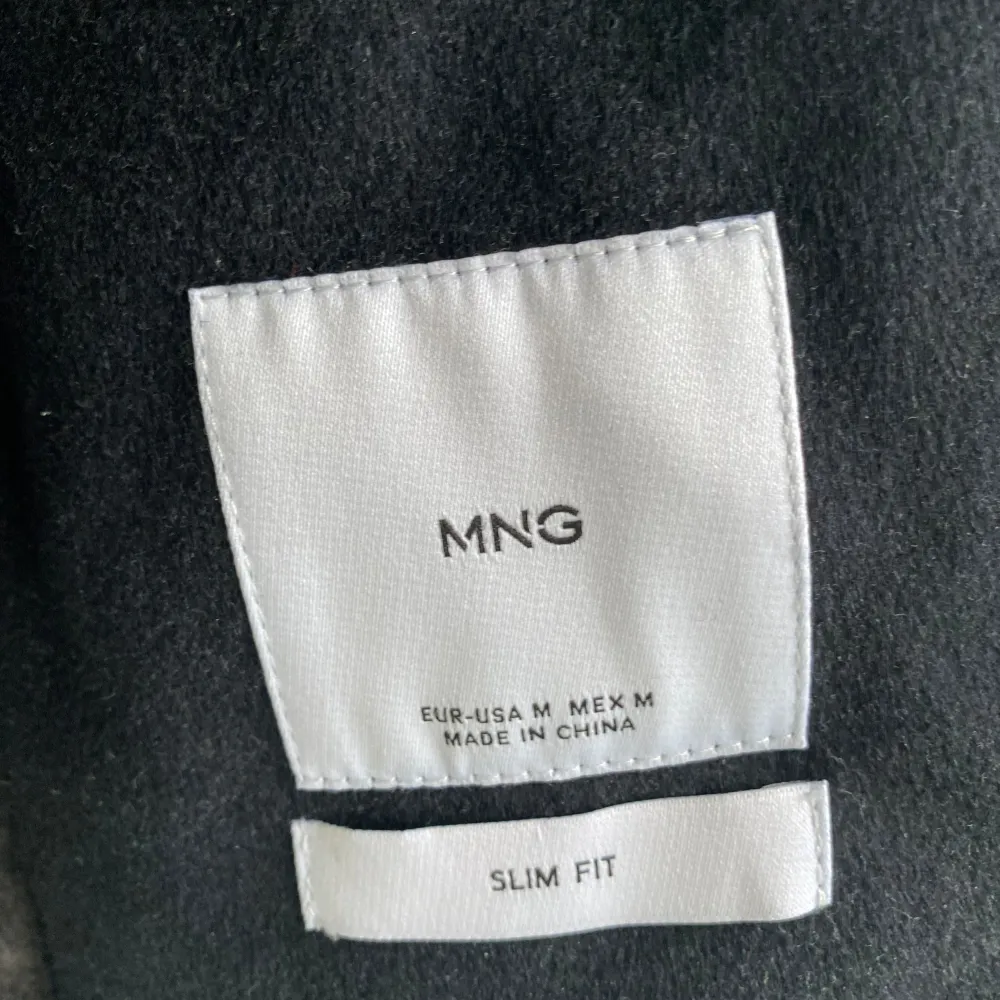 Halloj säljer denna overshirten ifrån Mango som är gjord utav ull! Storleken är M och den var lite för liten för mig som bär L. ALDRIG ANVÄND. Ordinarie pris 899. Pris kan diskuteras såklart.. Skjortor.