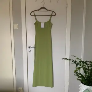 Grön maxi klänning från bershka i storlek Xs. Köpt på Plick och har Inga synliga defekter, Prislapp sitter kvar. Går perfekt ner till marken på mig som är 156 cm🌼mjukt stretchigt tyg🌼