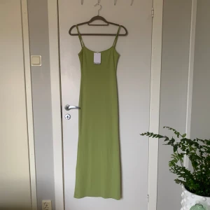 Grön maxi klänning  - Grön maxi klänning från bershka i storlek Xs. Köpt på Plick och har Inga synliga defekter, Prislapp sitter kvar. Går perfekt ner till marken på mig som är 156 cm🌼mjukt stretchigt tyg🌼