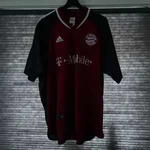 Tjena! Säljer en äkta Bayern München tröja från 2002-2003 i storlek XL i bra skick med det finns slitage på tryckena och några drag på tröjan.😀skriv till mig vid mer funderingar eller mer bilder😀