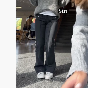 Hm byxor - Säljer mina svarta hm byxor, jättefina men har tyvärr tröttna, det är min bild🥰