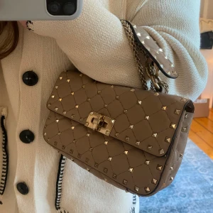 Valentino rockstud spike! - INTRESSEKOLL!!! Är inte säker på om jag vill sälja! Så sjukt fin Valentino rockstud spike väska i ljusrosa❤️ Nypris 24.425kr. Serienummer finns i! dustbag är borttappad. Skriv för fler bilder!!❤️ Kom med seriösa bud! 