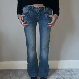Super snygga ltb jeans som är lowrise. Passar perfekt till vilka tröjor som helst. Jeansen har ett litet hål i vänstra knät men man märker knappt det och själv tycker jag att det bara gör jeansen snyggare 🥰