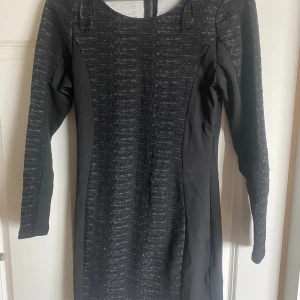 Fin fest klänning med långa armar - Jätte fin fest klänning med långa armar 