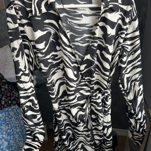 Klänning  - Så snygg klänning från H&M köpt i somras, säljer pga används ej 🌸
