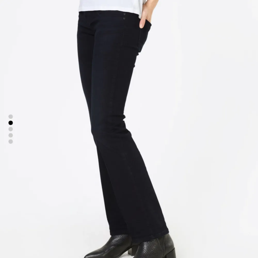 Säljer detta svarta ltb jeans som jag haft i någon månad, köpta här på plick. Storlek 25/32. Midjemått: 36 cm Innerbenslängd: 81 cm. Köpta för 915 på about you. Uppsydda . Jeans & Byxor.