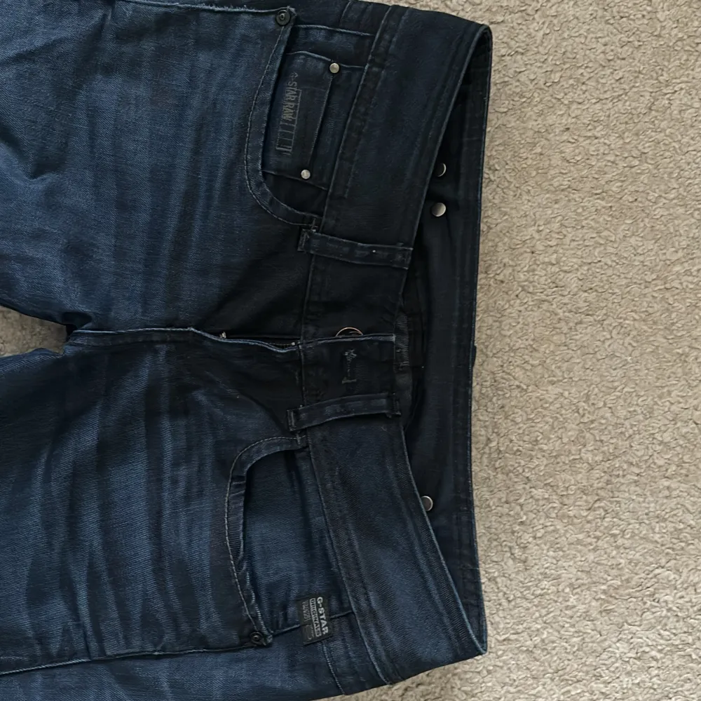 Säljer dessa as snygga jeans från G-star. Midjan är justerbar midjemåttet rakt över är därför 38-35cm💕 Kontakta om ni vill ha bilder på❤️. Jeans & Byxor.
