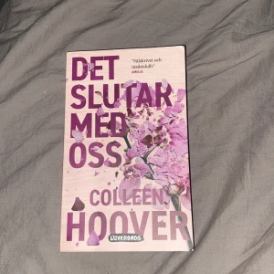 ”Det slutar med oss” bok - Säljer denna bok. ”Det slutar med oss” av colleen hoover.❤️ aldrig ens öppnad