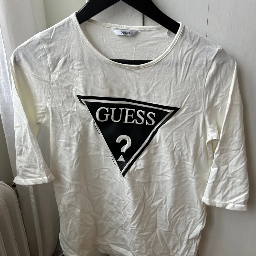 Ny Guess tröja vit stl 14 år. Blusar.